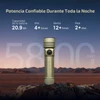 Linterna Olight Seeker Ultra arena de pie sobre roca con datos de batería de gran capacidad para acampada nocturna