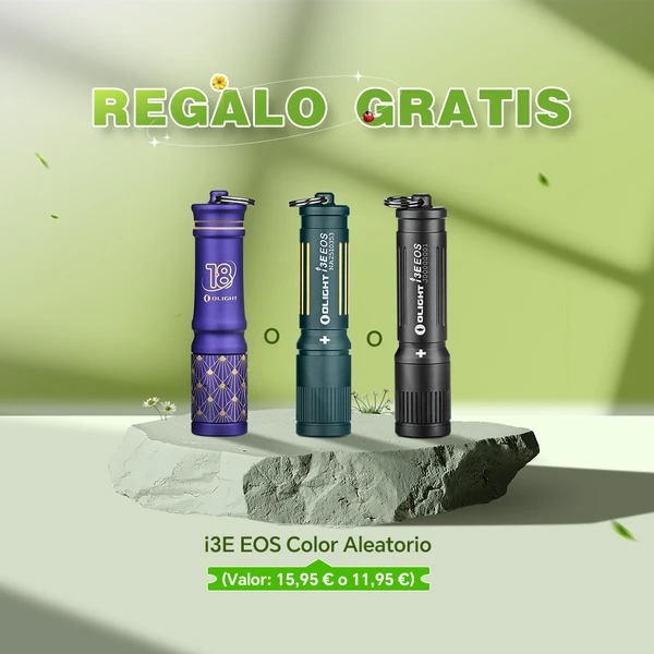Tres linternas i3E EOS de Olight en morado, verde y negro, sobre una roca, con texto "REGALO GRATIS".