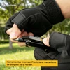 Persona con guantes tácticos presionando el botón de bloqueo para retraer el destornillador de una multiherramienta de bolsillo