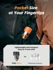 Mini bomba de aire portátil naranja de 122g colgada en mochila de viaje junto a comparativa de tamaño con auriculares